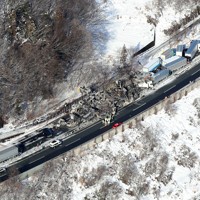 関越自動車道で多重事故 1人死亡26人重軽傷 [写真特集3/13] | 毎日新聞