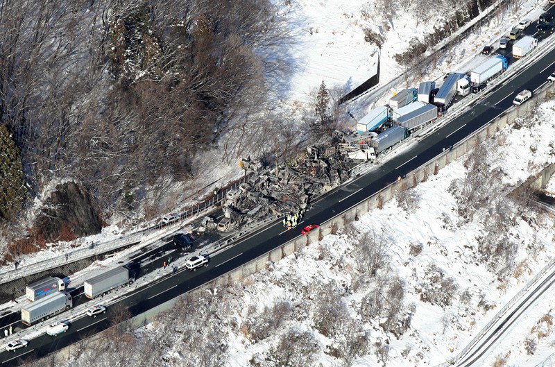 関越自動車道で多重事故 1人死亡26人重軽傷 [写真特集3/13] | 毎日新聞