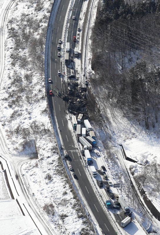 関越自動車道で多重事故 1人死亡26人重軽傷 [写真特集1/13] | 毎日新聞