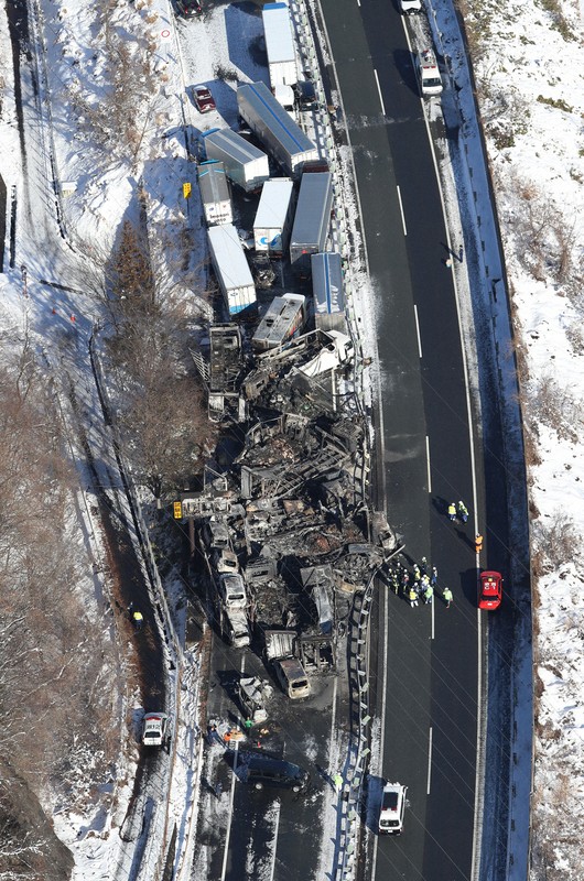 関越自動車道で多重事故 1人死亡26人重軽傷 [写真特集17/13] | 毎日新聞