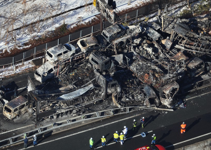 関越自動車道で多重事故 1人死亡26人重軽傷 [写真特集1/13] | 毎日新聞
