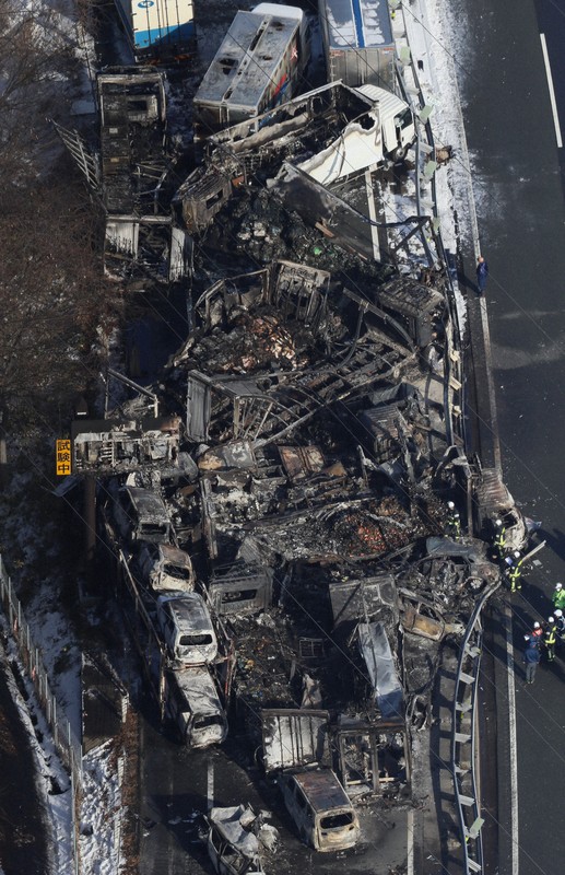 関越自動車道で多重事故 1人死亡26人重軽傷 [写真特集1/13] | 毎日新聞