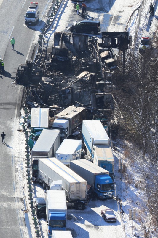 関越自動車道で多重事故 1人死亡26人重軽傷 [写真特集1/13] | 毎日新聞