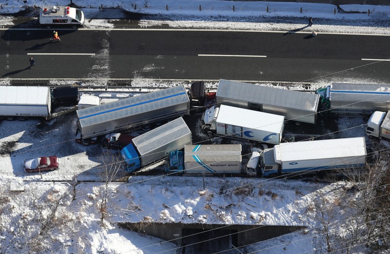 関越自動車道で多重事故 1人死亡26人重軽傷 [写真特集1/13] | 毎日新聞