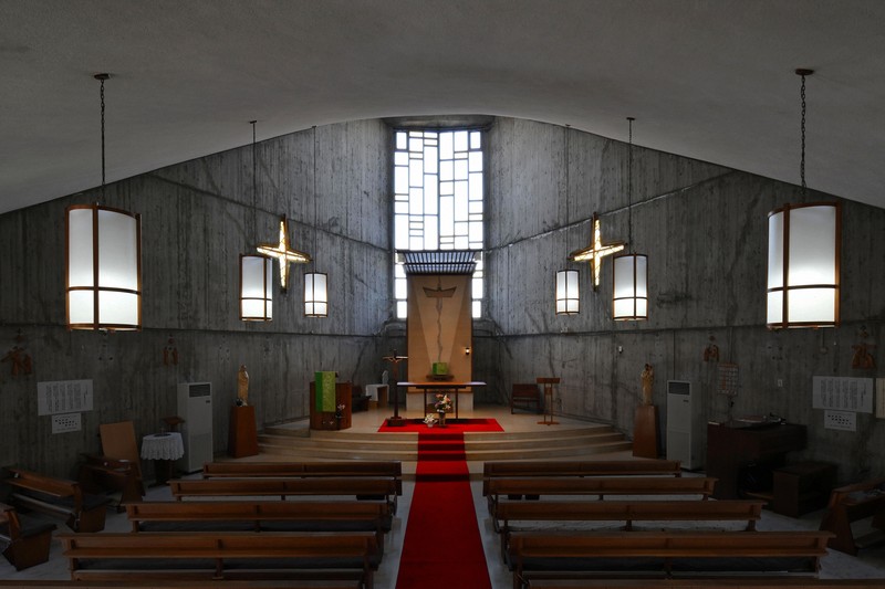 レトロの美：カトリック桂教会 京都市西京区 祭壇へ緩やかな曲線 [写真