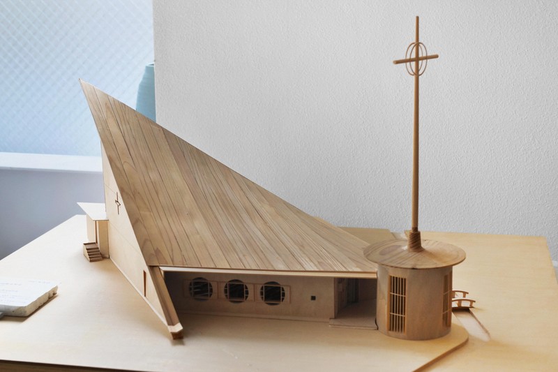 レトロの美：カトリック桂教会 京都市西京区 祭壇へ緩やかな曲線 [写真