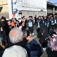 福島県の中心部をパレードして大勢の町民に祝福される学法石川の選手たち＝同町南町で2025年12月27日、錦織祐一撮影