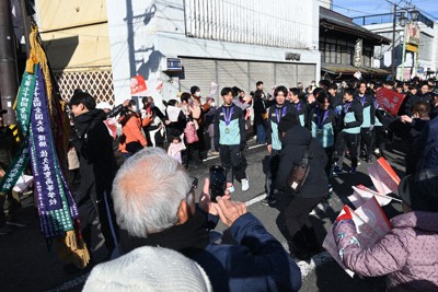 福島県の中心部をパレードして大勢の町民に祝福される学法石川の選手たち＝同町南町で2025年12月27日、錦織祐一撮影