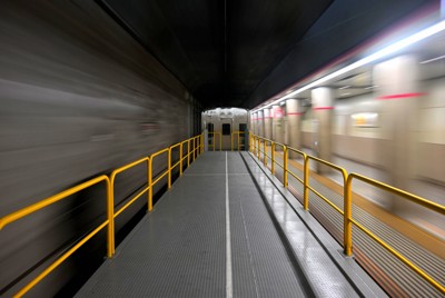 DAXの車端部から見える景色。無蓋車「サヤ」（手前）や電動車「デヤ」（奥）とともに井の頭線を除く京王線全線を2日間かけてまわる＝2025年12月2日、渡部直樹撮影