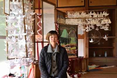 伊参集会所の内外を装飾したアート作品「すべてはめでたき生のために」を制作した美術作家、山形敦子さん＝群馬県中之条町五反田で2025年10月21日午後0時39分、坂巻士朗撮影