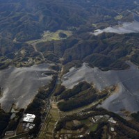 土居地区に広がる「作東メガソーラー」＝岡山県美作市で2025年11月12日、本社ヘリから加古信志撮影
