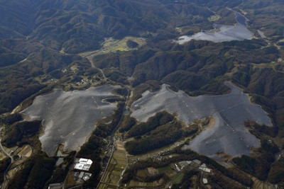 土居地区に広がる「作東メガソーラー」＝岡山県美作市で2025年11月12日、本社ヘリから加古信志撮影