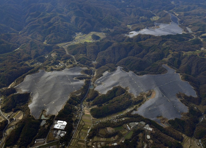 土居地区に広がる「作東メガソーラー」＝岡山県美作市で2025年11月12日、本社ヘリから加古信志撮影