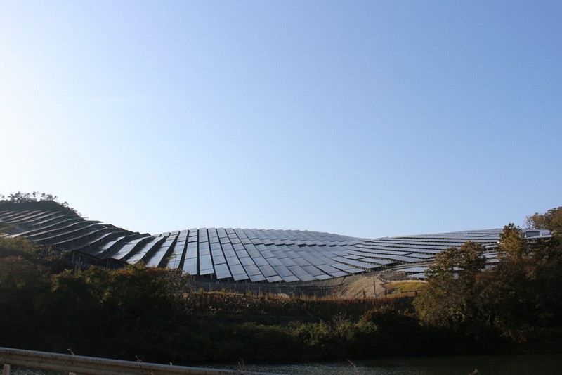 道路脇に見える作東メガソーラーの太陽光パネル。全体のごく一部だ＝岡山県美作市で2025年11月7日午後3時11分、石川勝己撮影