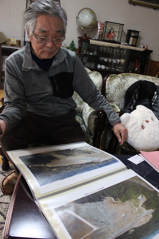 造成当時の作東メガソーラー敷地の航空写真を見る岩崎清治さん＝岡山県美作市で2025年11月8日午後3時7分、石川勝己撮影
