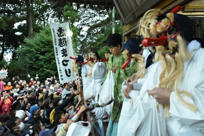 巡行を終え、参拝者に餅をまく天狗＝茨城県笠間市で12月21日午後3時18分、高橋昌紀撮影