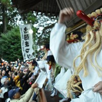 巡行を終え、参拝者に餅をまく天狗＝茨城県笠間市で12月21日午後3時17分、高橋昌紀撮影