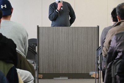 アルコール依存症回復に向けた体験談などを語る参加者（中央）＝福岡県行橋市西宮市で2025年12月14日午後1時26分、松本昌樹撮影