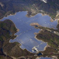 土居地区に広がる「作東メガソーラー」＝岡山県美作市で2025年11月12日、本社ヘリから加古信志撮影