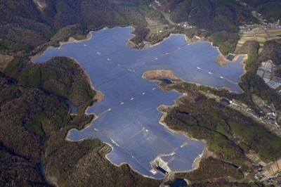土居地区に広がる「作東メガソーラー」＝岡山県美作市で2025年11月12日、本社ヘリから加古信志撮影