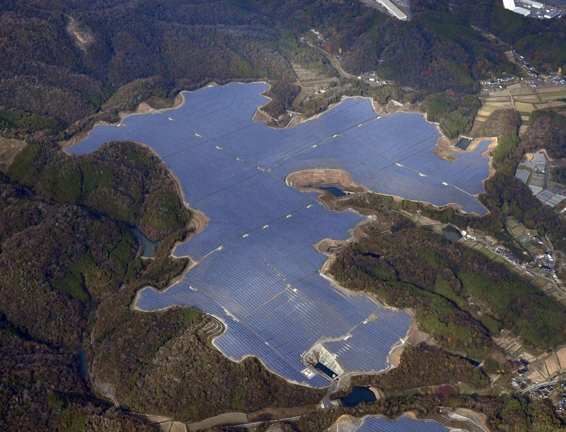土居地区に広がる「作東メガソーラー」＝岡山県美作市で2025年11月12日、本社ヘリから加古信志撮影