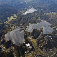 土居地区に広がる「作東メガソーラー」＝岡山県美作市で2025年11月12日、本社ヘリから加古信志撮影