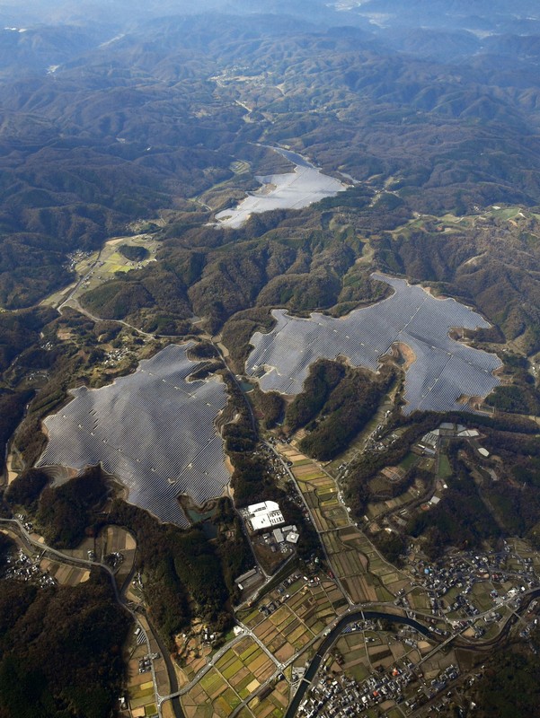 土居地区に広がる「作東メガソーラー」＝岡山県美作市で2025年11月12日、本社ヘリから加古信志撮影