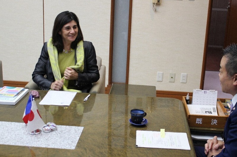 知事と同窓、交流の談笑 在京都フランス総領事が表敬 ／滋賀 | 毎日新聞