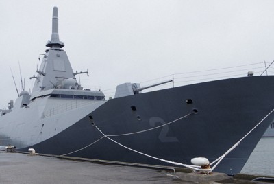 海上自衛隊の「もがみ」型護衛艦「くまの」。オーストラリアが新型フリゲート艦に「もがみ」型の改良型の採用を決めた＝神奈川県横須賀市の海自横須賀基地で2025年4月、中村紬葵撮影