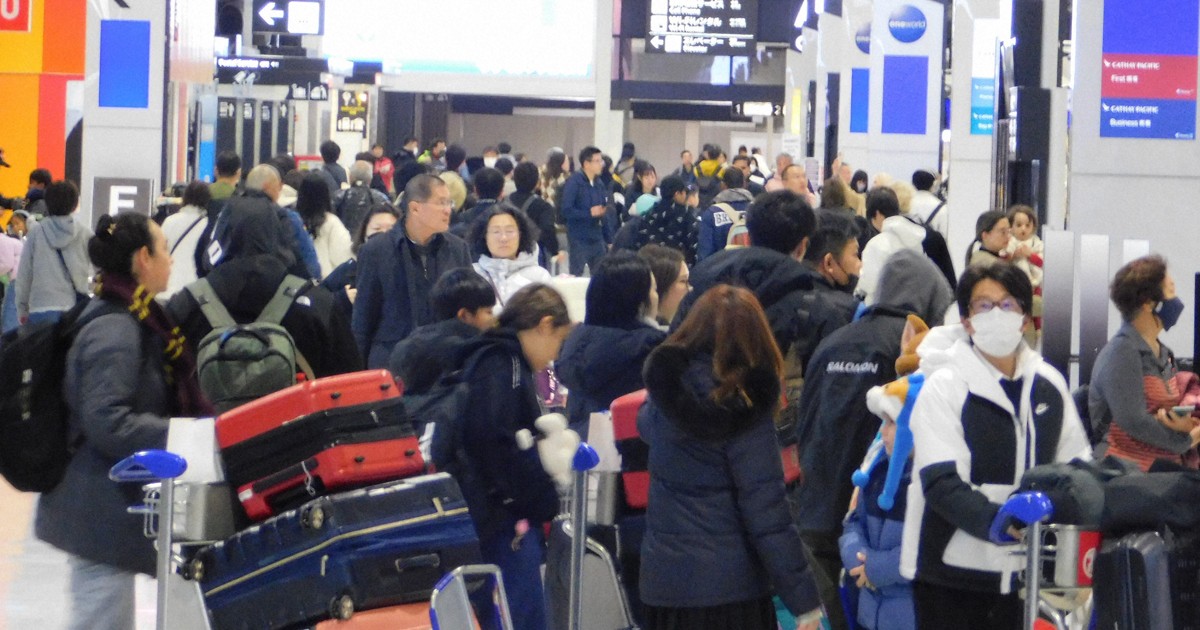 成田空港で出国ラッシュ続く　年末年始ほぼ前年並み、早朝から混雑