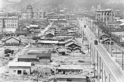 80年前の広島市中心部。焼け野原に建物が建ち始めている。左奥に原爆ドームが見える＝1946年7月撮影