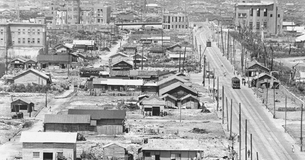 80年前の広島市中心部。焼け野原に建物が建ち始めている。左奥に原爆ドームが見える＝1946年7月撮影