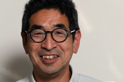 年刊誌「みんなでつくる中国山地」を手にする森田一平さん＝広島市中区で2025年11月25日、佐藤賢二郎撮影