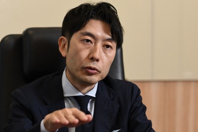 インタビューに答える地経学研究所の塩野誠・新興技術グループ長＝東京都千代田区で2025年12月26日、宮本明登撮影