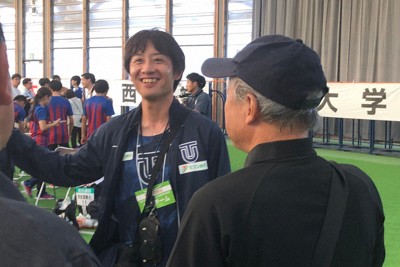 出雲駅伝のレース後、支援コーチの佐藤尚さん（右端）らと話し込む東洋大の酒井俊幸監督（右から2人目）＝島根県出雲市で2025年10月13日、岩壁峻撮影