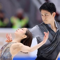 スケートアメリカのペアフリーで演技する三浦璃来選手、木原龍一選手組＝米レークプラシッドで2025年11月15日、猪飼健史撮影
