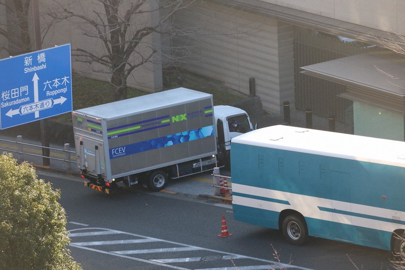 トラック2台、段ボール50箱以上 高市首相の引っ越しは警戒態勢で