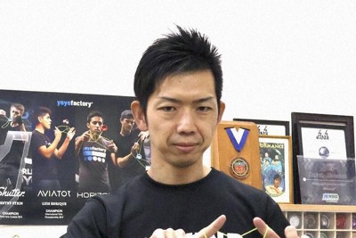 ヨーヨー世界大会で8回目の優勝に輝いた岩倉玲さん＝愛知県岩倉市で2025年10月14日（共同）