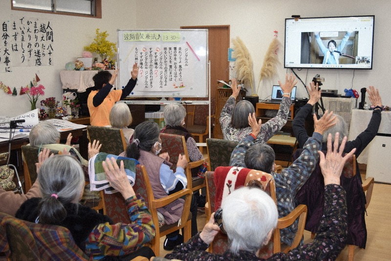 認知症に遠隔音楽療法 歌って弾む会話、刺激に 介護施設で実証実験