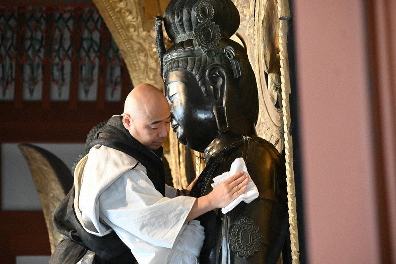 歳末点描：心込め、つややか 奈良・薬師寺でお身拭い ／奈良 | 毎日新聞