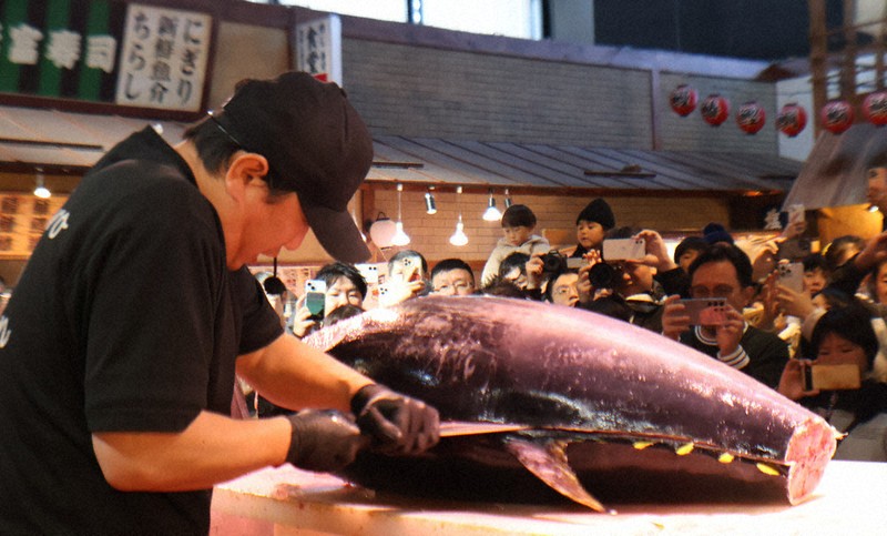 人気者”登場に歓声 マグロ解体ショー 黒潮市場 ／和歌山 | 毎日新聞