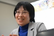 質問に答える東京大国際高等研究所東京カレッジの江間有沙准教授＝東京都文京区で2025年12月5日、内藤絵美撮影