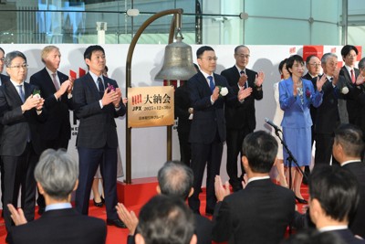 大納会で手締めをする参加者たち＝東京都中央区で2025年12月30日午後3時58分、内藤絵美撮影