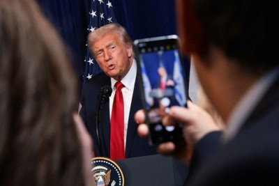 記者団の取材に応じるトランプ米大統領＝米南部フロリダ州で2025年12月29日、ロイター