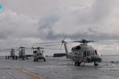 中国軍の東部戦区が公開した、軍事演習に参加するヘリコプターの様子＝2025年12月29日、中国軍提供・ロイター