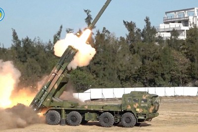 台湾北部の海域に向けてロケット弾を発射する中国軍の軍用車両＝2025年12月30日（中国軍提供・ロイター）