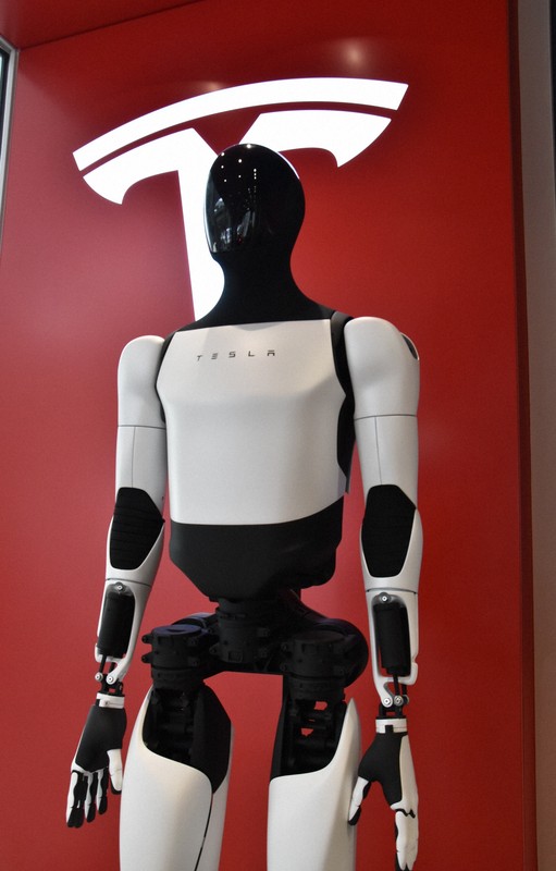 米テスラが人型ロボット大量生産へ 自動車メーカーが開発に注力する
