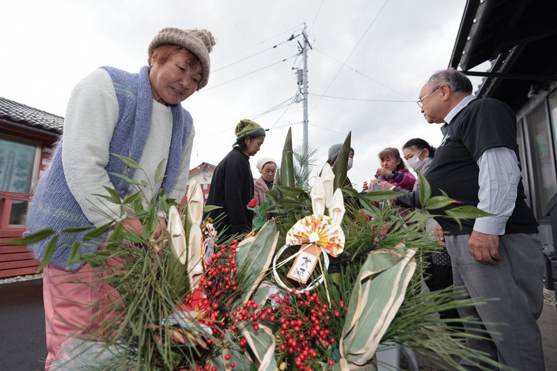 能登地震2年 ボランティア団体が復興願い仮設住宅で門松を配布 | 毎日新聞