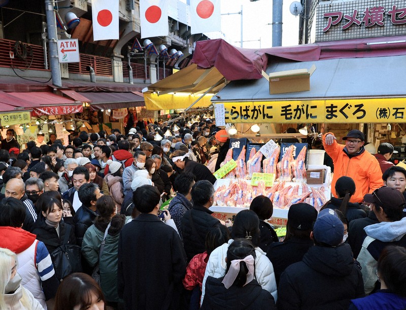 年の瀬のアメ横にぎわう 客足好調、仕入れ値高騰でも値段抑え | 毎日新聞