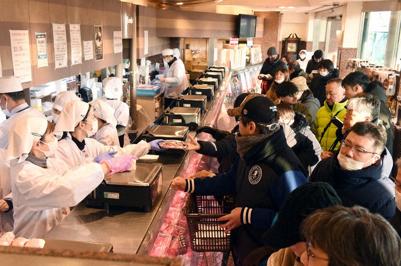 年の瀬は松阪肉 津・朝日屋本店にぎわう ／三重 | 毎日新聞